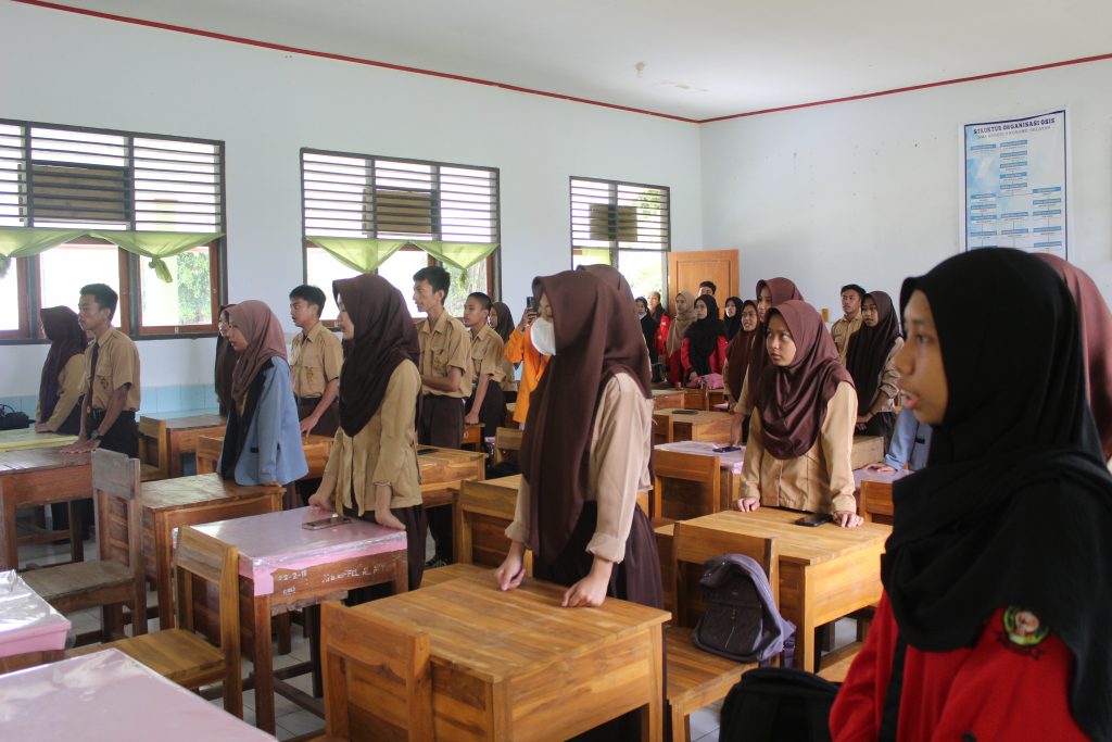 Menyanyikan Lagu Indonesia Raya